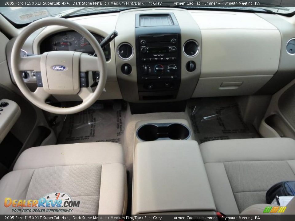 Dashboard of 2005 Ford F150 XLT SuperCab 4x4 Photo #27