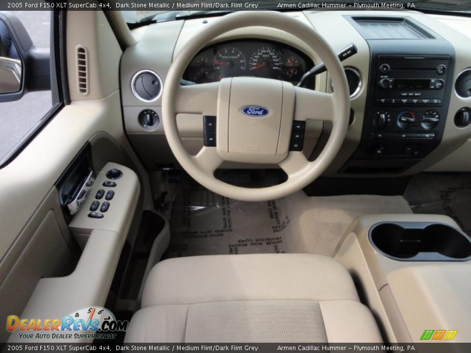 Medium Flint/Dark Flint Grey Interior - 2005 Ford F150 XLT SuperCab 4x4 Photo #28
