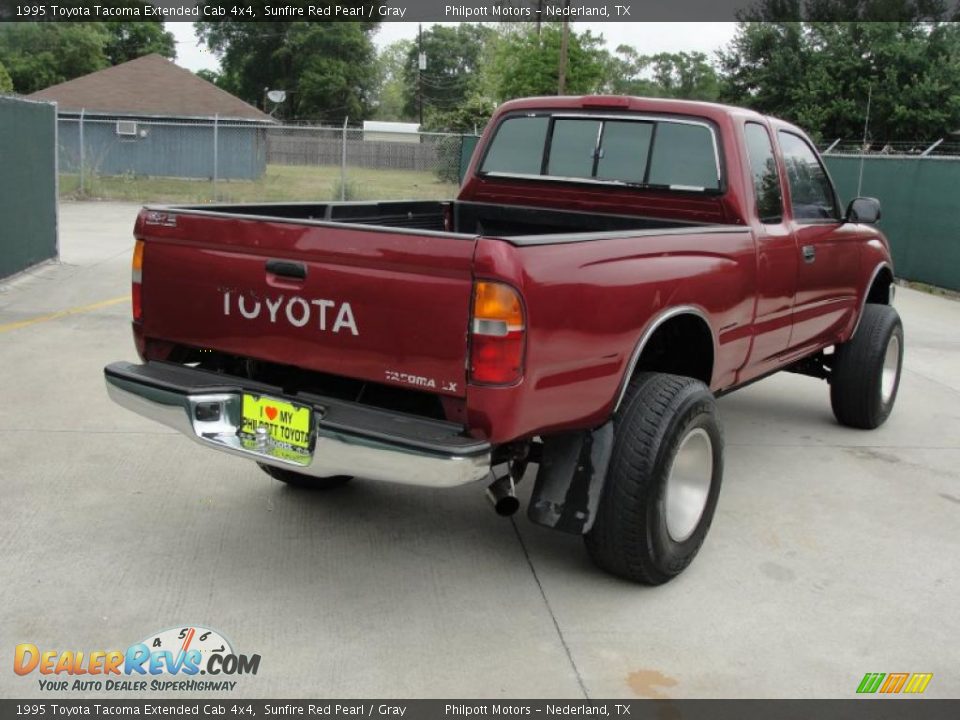 1995 Toyota Tacoma Extended Cab 4x4 Sunfire Red Pearl / Gray Photo #3