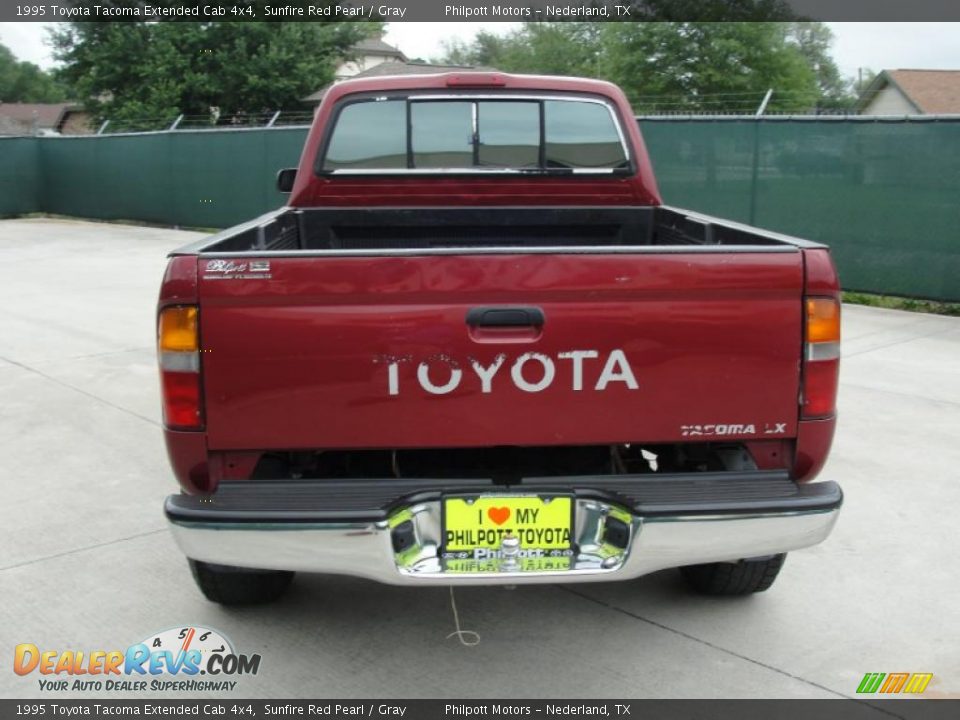 1995 Toyota Tacoma Extended Cab 4x4 Sunfire Red Pearl / Gray Photo #4