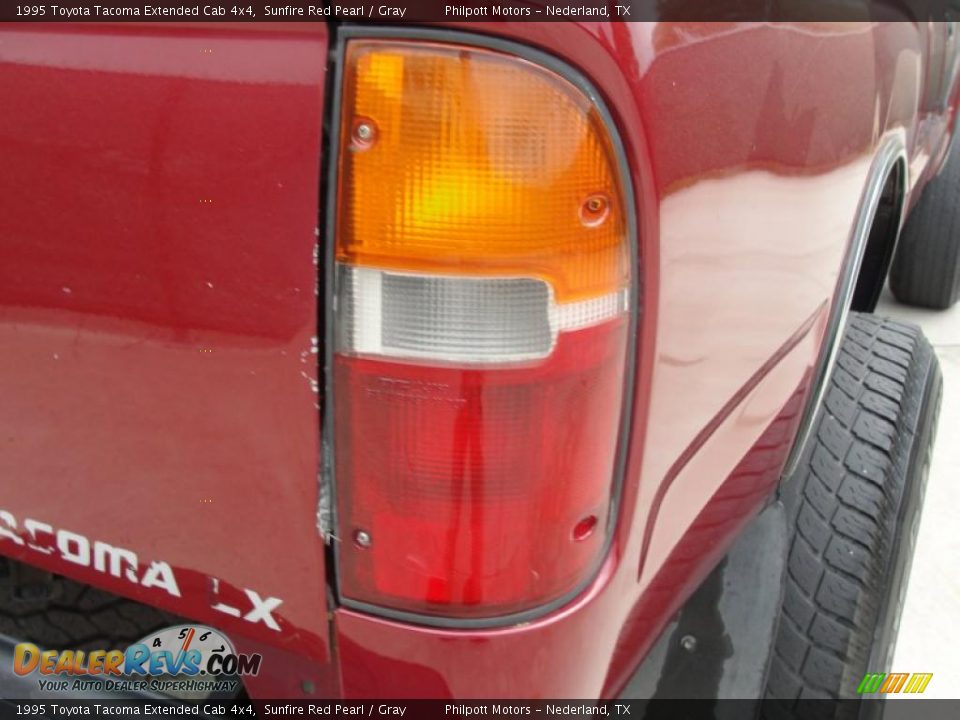 1995 Toyota Tacoma Extended Cab 4x4 Sunfire Red Pearl / Gray Photo #17