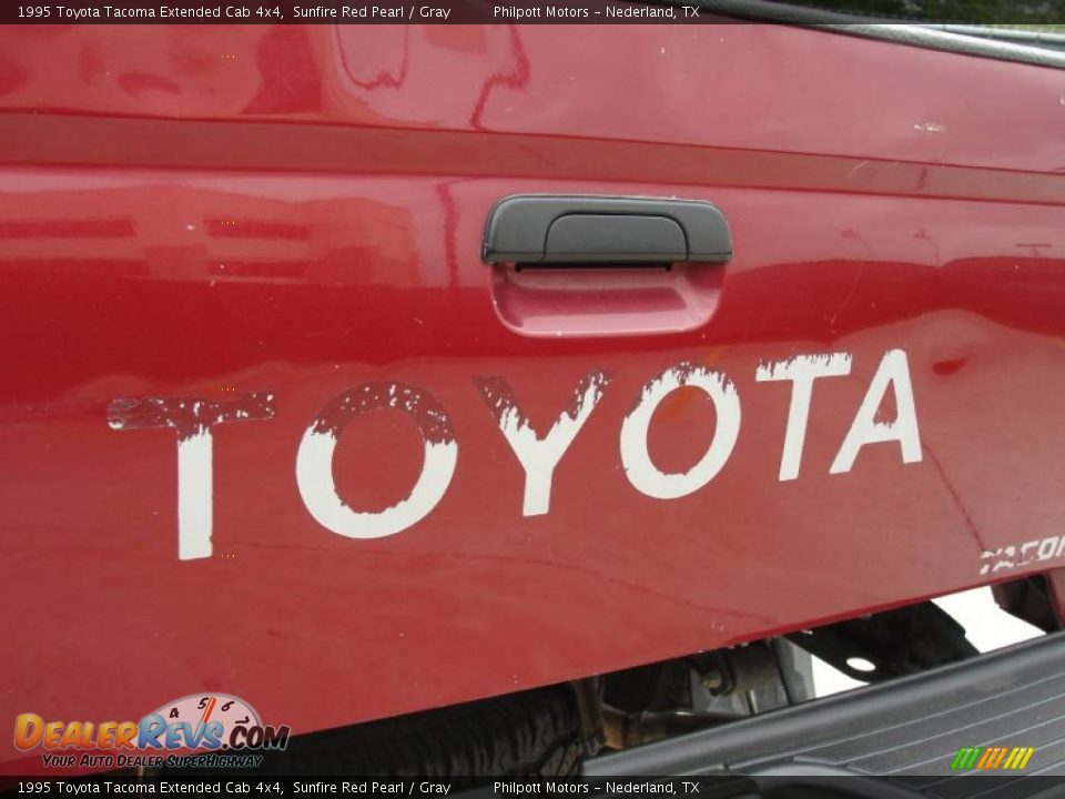 1995 Toyota Tacoma Extended Cab 4x4 Sunfire Red Pearl / Gray Photo #18