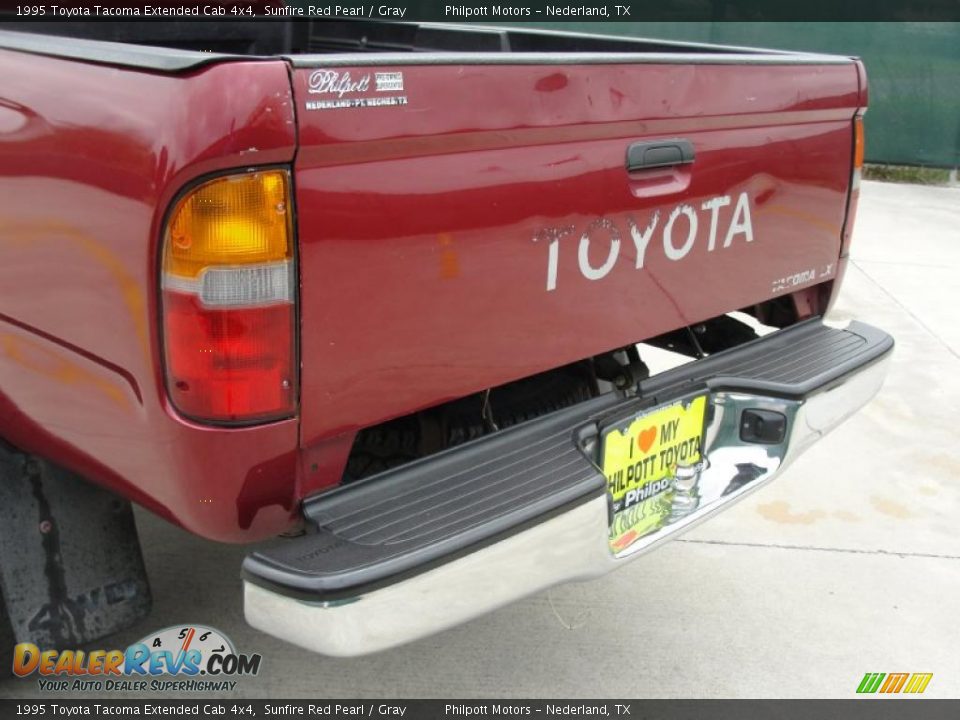 1995 Toyota Tacoma Extended Cab 4x4 Sunfire Red Pearl / Gray Photo #19