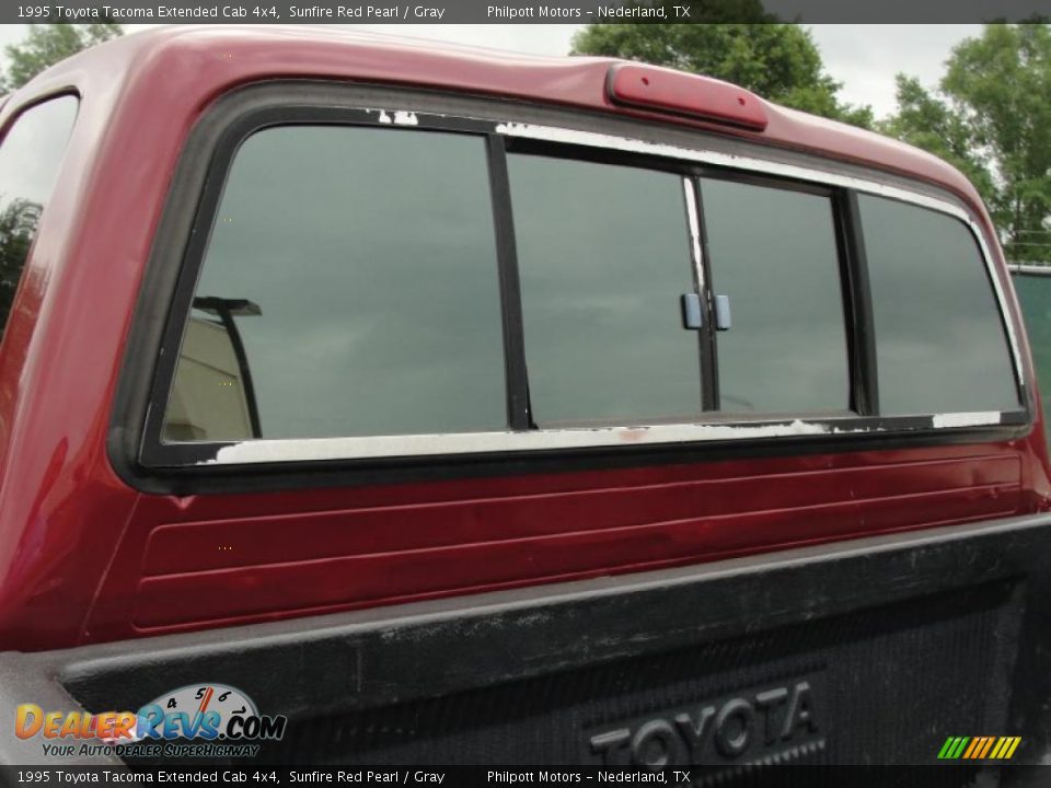 1995 Toyota Tacoma Extended Cab 4x4 Sunfire Red Pearl / Gray Photo #21