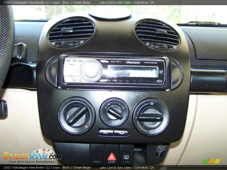 2002 Volkswagen New Beetle GLS Coupe Black / Cream Beige Photo #16