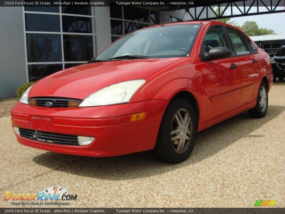 Front 3/4 View of 2000 Ford Focus SE Sedan Photo #1