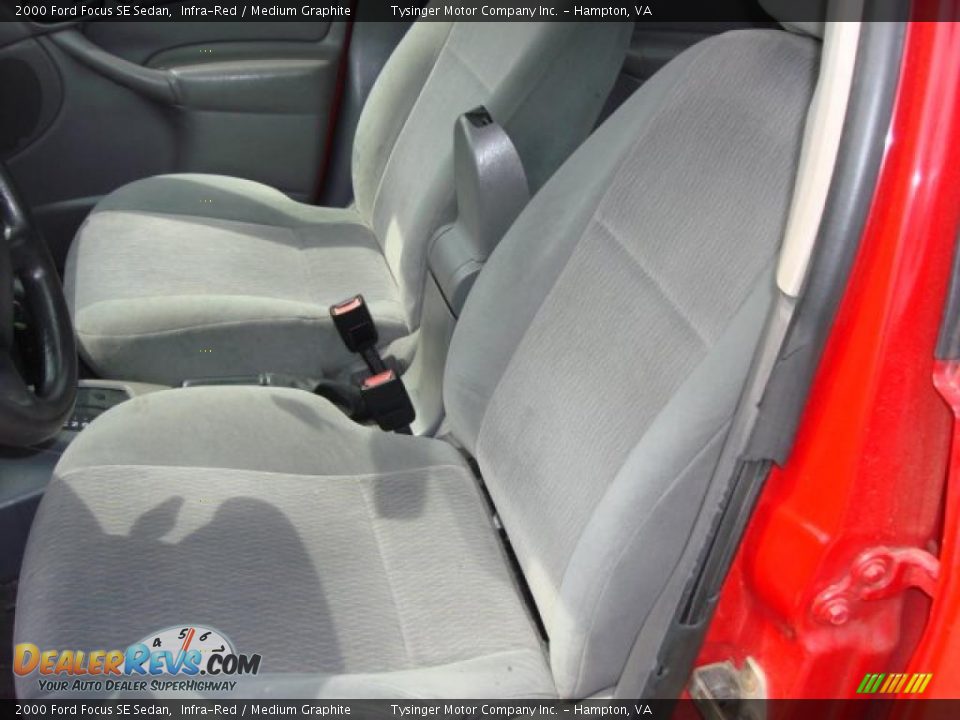 2000 Ford Focus SE Sedan Infra-Red / Medium Graphite Photo #9