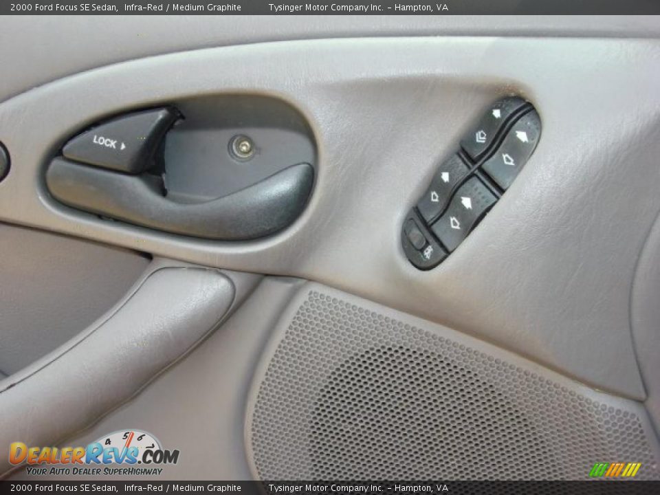 2000 Ford Focus SE Sedan Infra-Red / Medium Graphite Photo #11