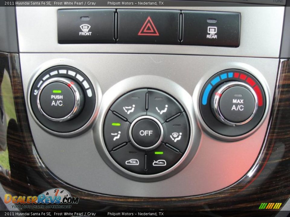 Controls of 2011 Hyundai Santa Fe SE Photo #30