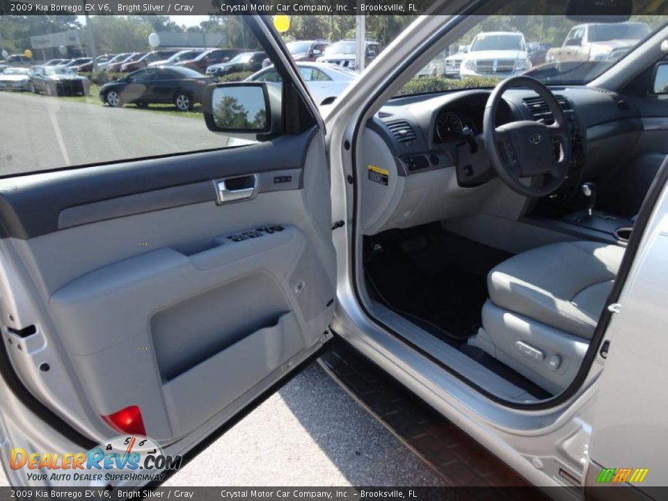 2009 Kia Borrego EX V6 Bright Silver / Gray Photo #4