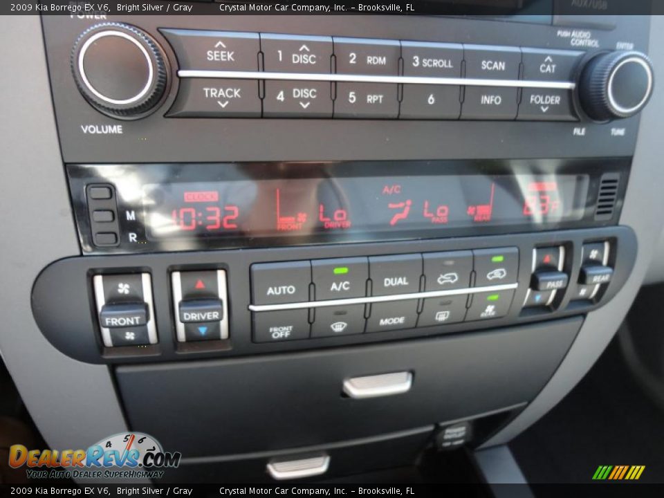 Controls of 2009 Kia Borrego EX V6 Photo #33