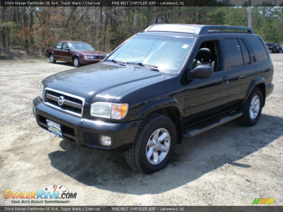 2004 Nissan Pathfinder SE 4x4 Super Black / Charcoal Photo #1