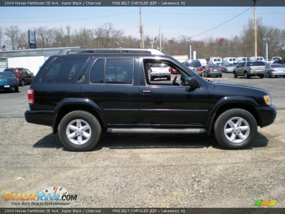 2004 Nissan Pathfinder SE 4x4 Super Black / Charcoal Photo #4
