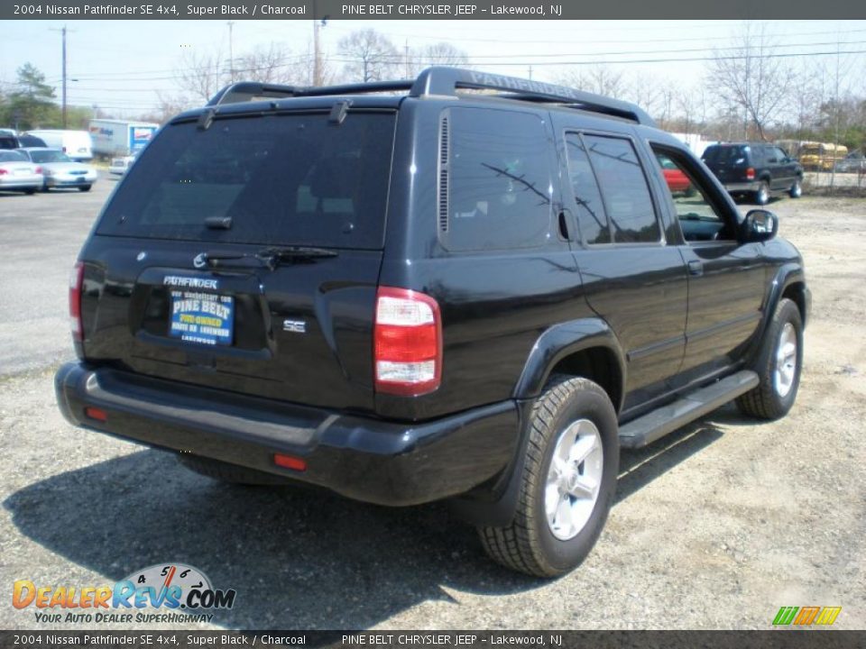2004 Nissan Pathfinder SE 4x4 Super Black / Charcoal Photo #5