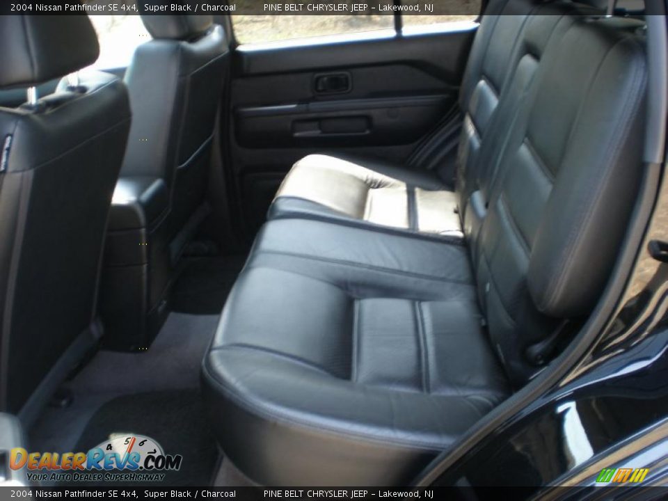 2004 Nissan Pathfinder SE 4x4 Super Black / Charcoal Photo #10