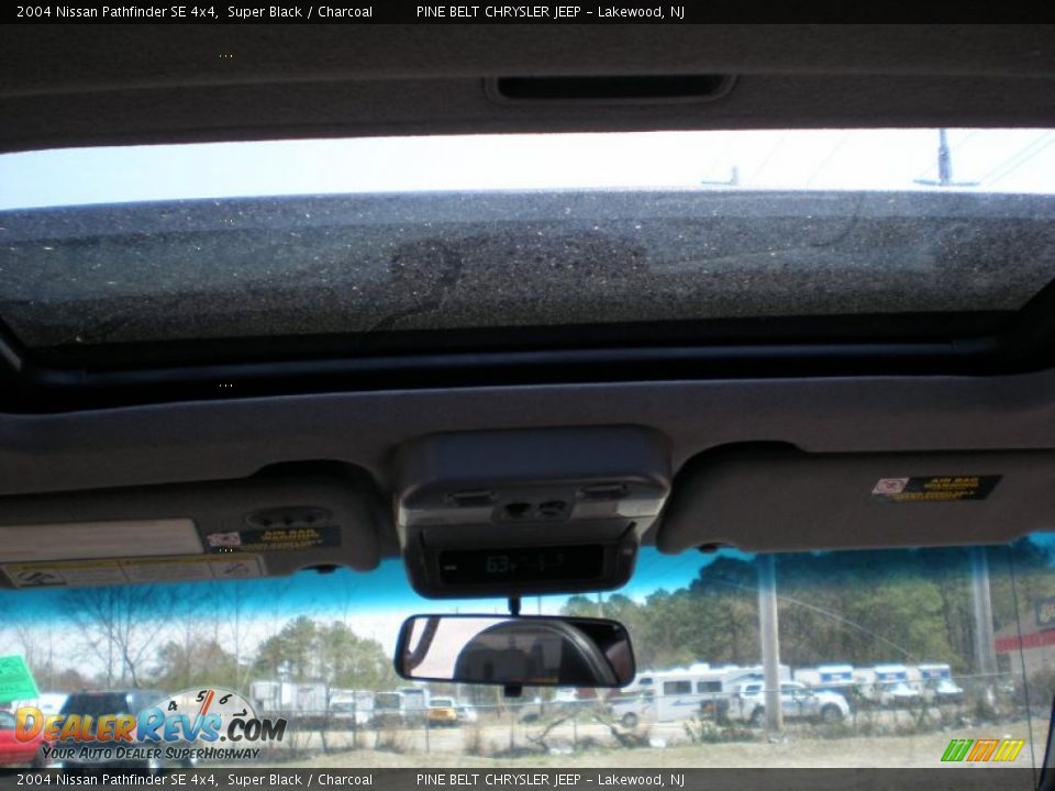 2004 Nissan Pathfinder SE 4x4 Super Black / Charcoal Photo #11