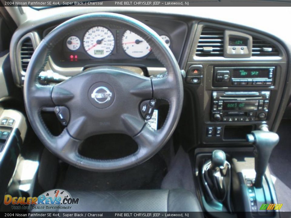 2004 Nissan Pathfinder SE 4x4 Super Black / Charcoal Photo #12