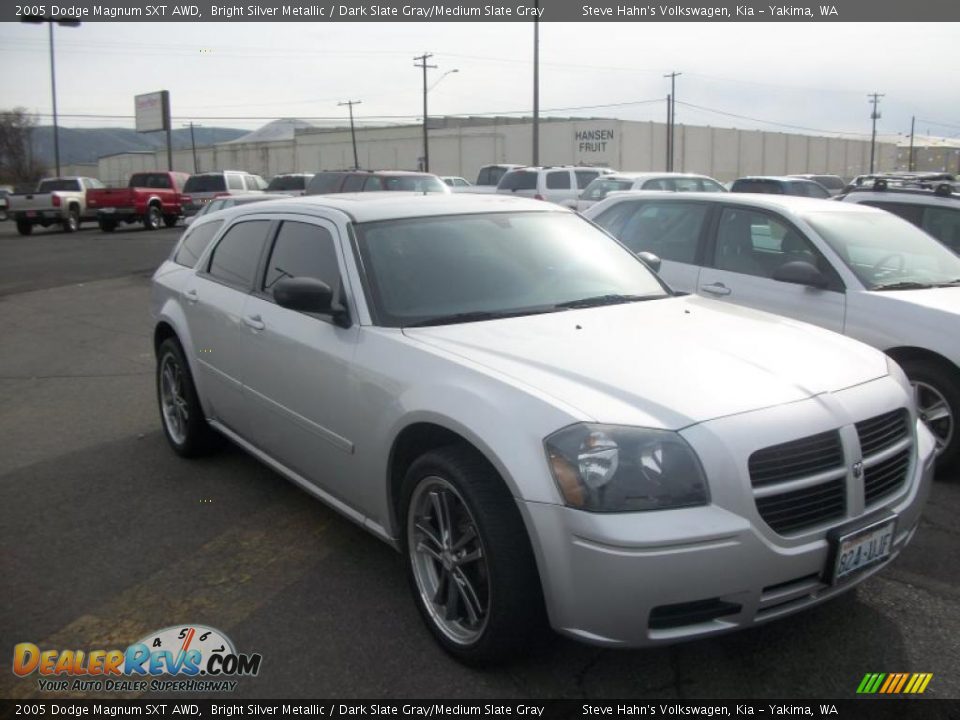 2005 Dodge Magnum SXT AWD Bright Silver Metallic / Dark Slate Gray/Medium Slate Gray Photo #2