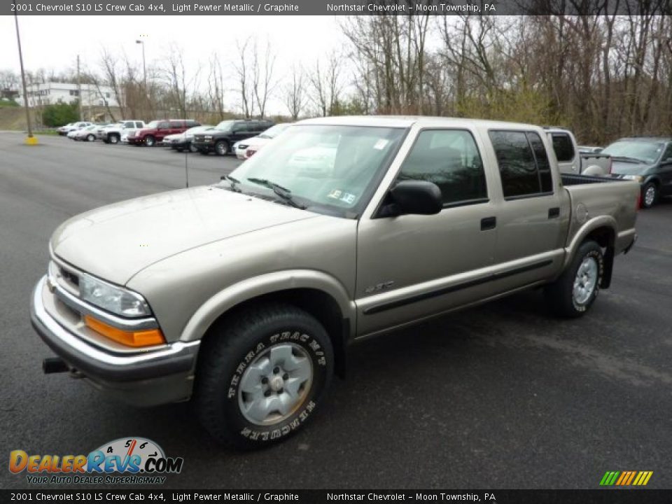 Front 3/4 View of 2001 Chevrolet S10 LS Crew Cab 4x4 Photo #3