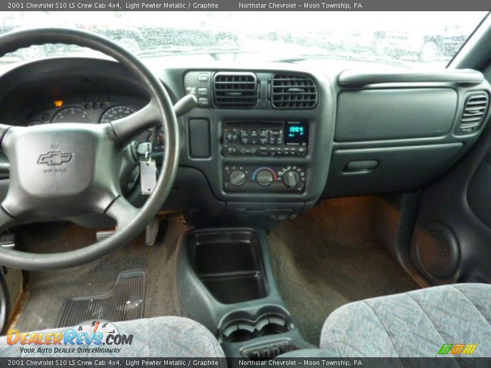 Dashboard of 2001 Chevrolet S10 LS Crew Cab 4x4 Photo #8