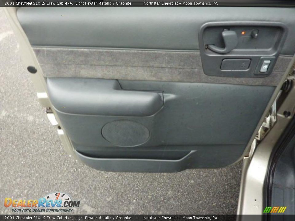 Door Panel of 2001 Chevrolet S10 LS Crew Cab 4x4 Photo #12