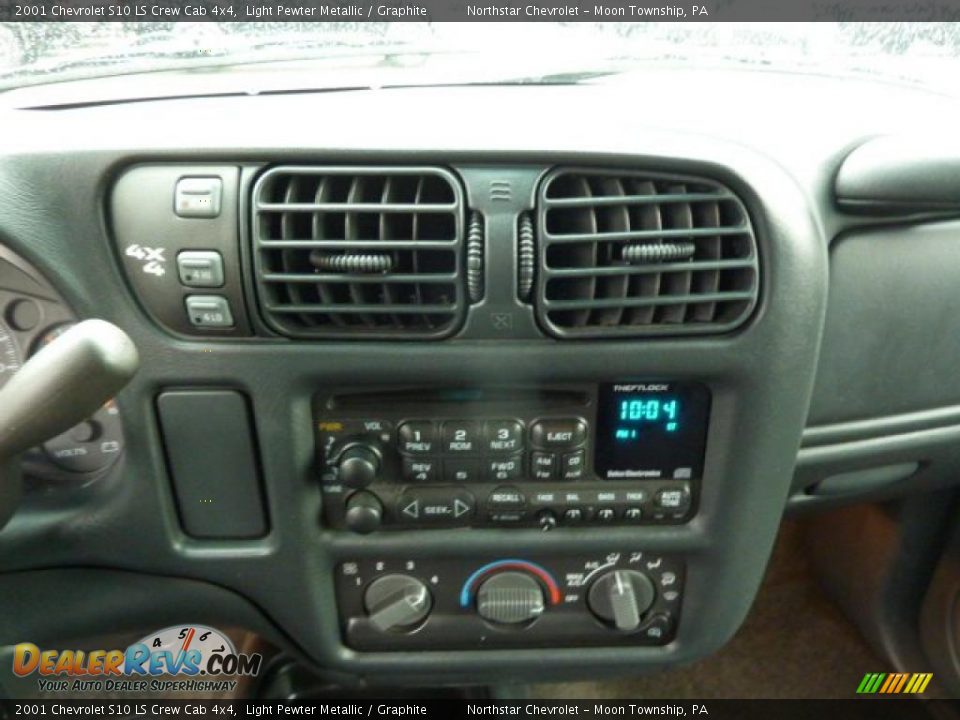 Controls of 2001 Chevrolet S10 LS Crew Cab 4x4 Photo #14