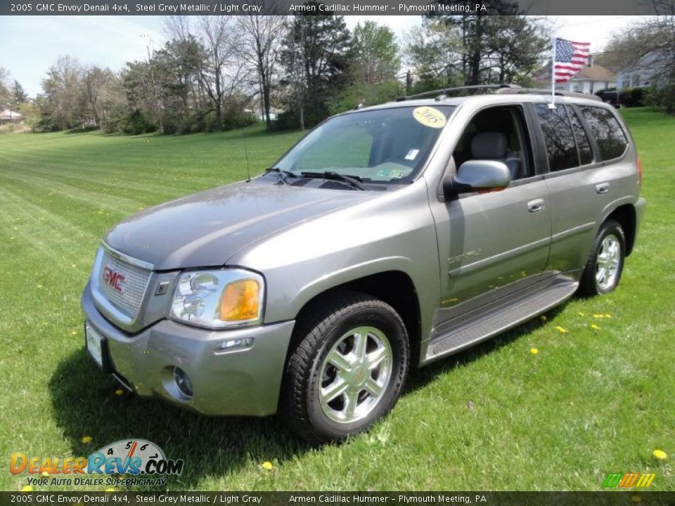 Front 3/4 View of 2005 GMC Envoy Denali 4x4 Photo #2