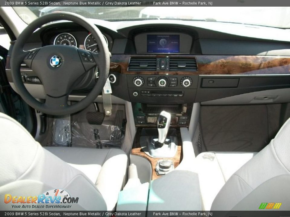 Dashboard of 2009 BMW 5 Series 528i Sedan Photo #14