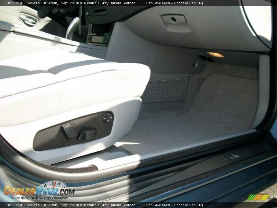 2009 BMW 5 Series 528i Sedan Neptune Blue Metallic / Grey Dakota Leather Photo #28