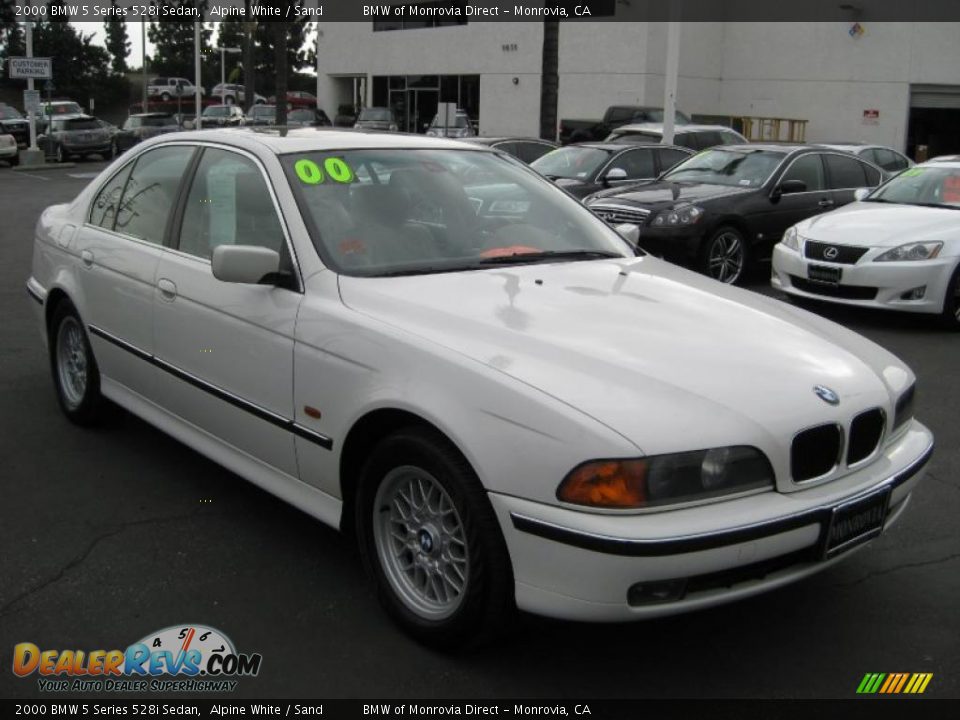 Front 3/4 View of 2000 BMW 5 Series 528i Sedan Photo #13