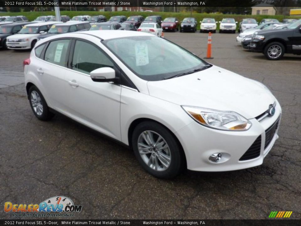 Front 3/4 View of 2012 Ford Focus SEL 5-Door Photo #6