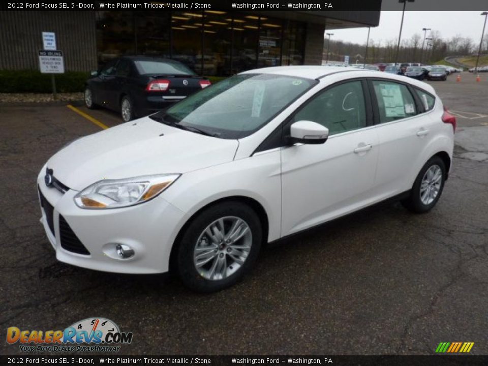 Front 3/4 View of 2012 Ford Focus SEL 5-Door Photo #8