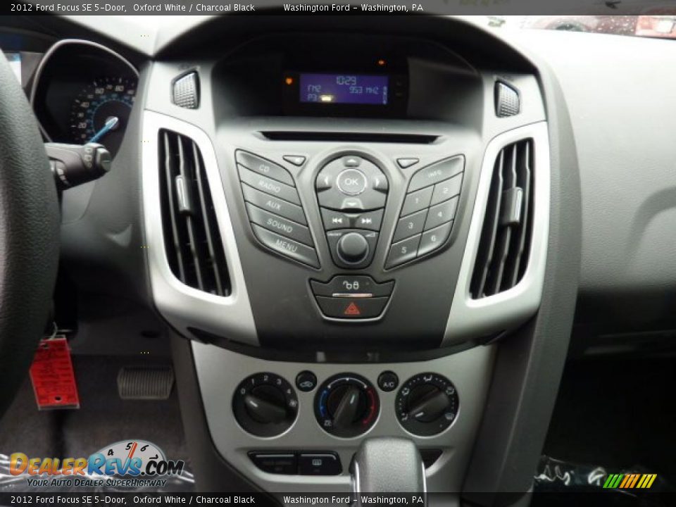 Controls of 2012 Ford Focus SE 5-Door Photo #18