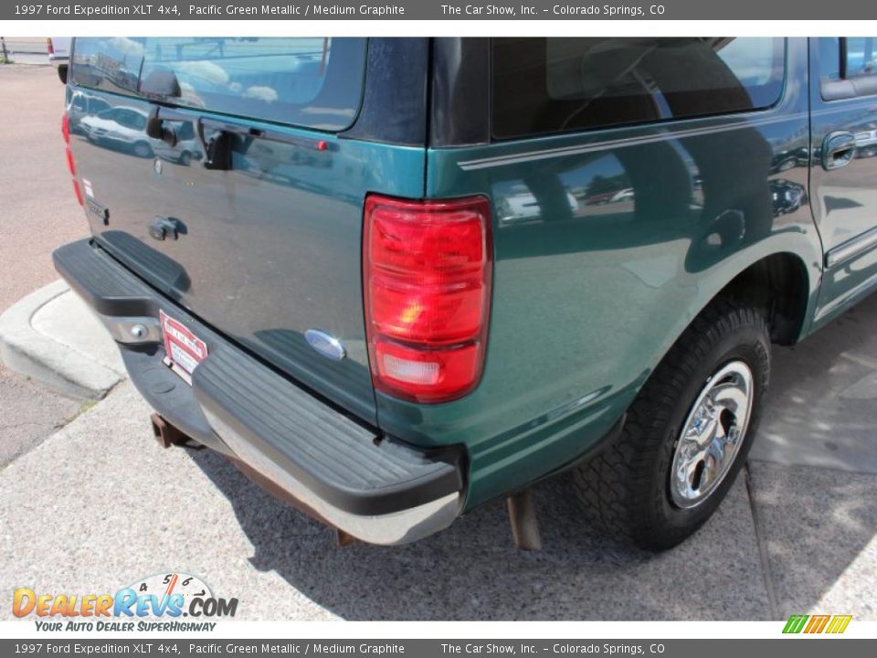 1997 Ford Expedition XLT 4x4 Pacific Green Metallic / Medium Graphite Photo #17