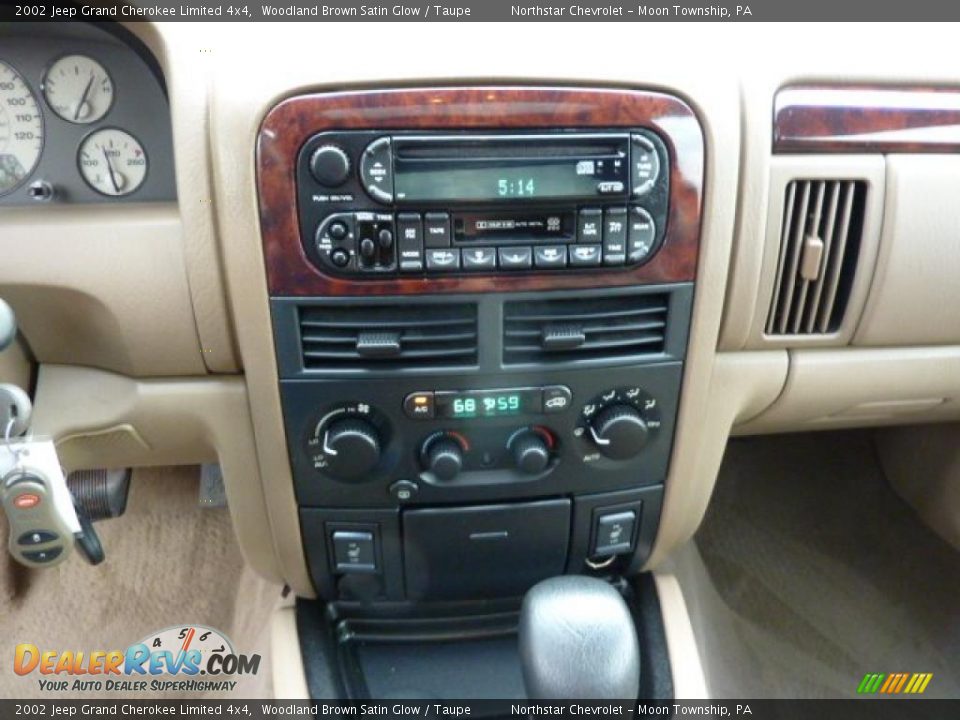 Controls of 2002 Jeep Grand Cherokee Limited 4x4 Photo #14