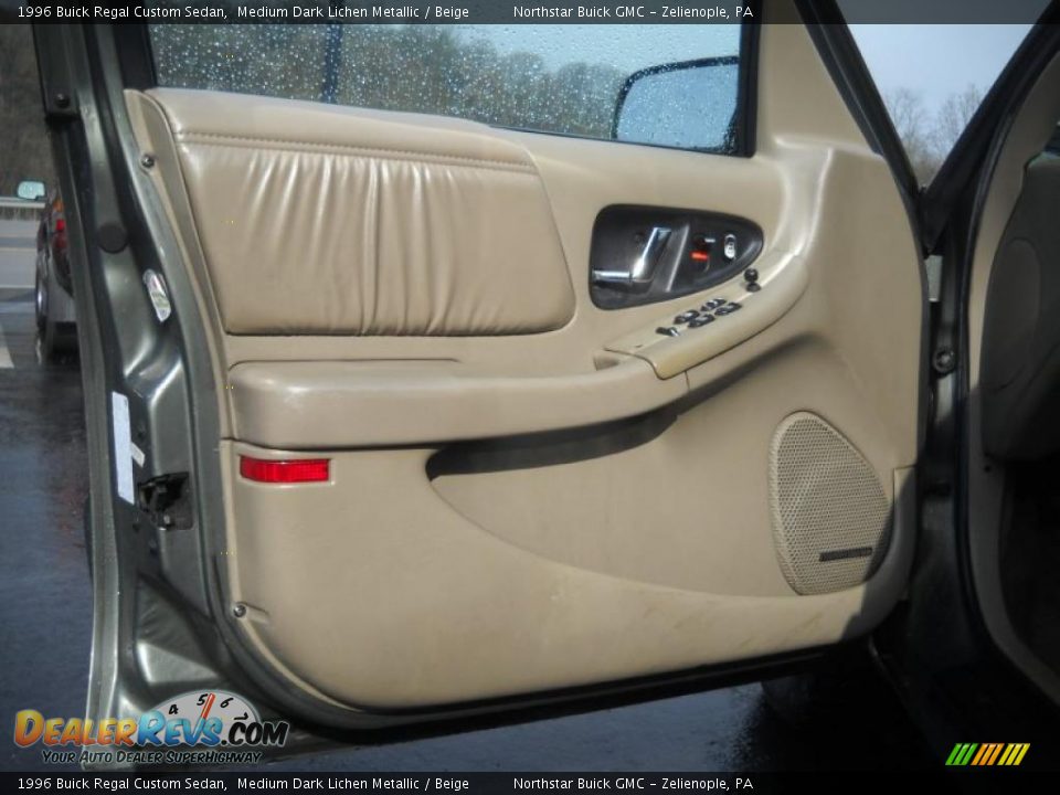 Door Panel of 1996 Buick Regal Custom Sedan Photo #12