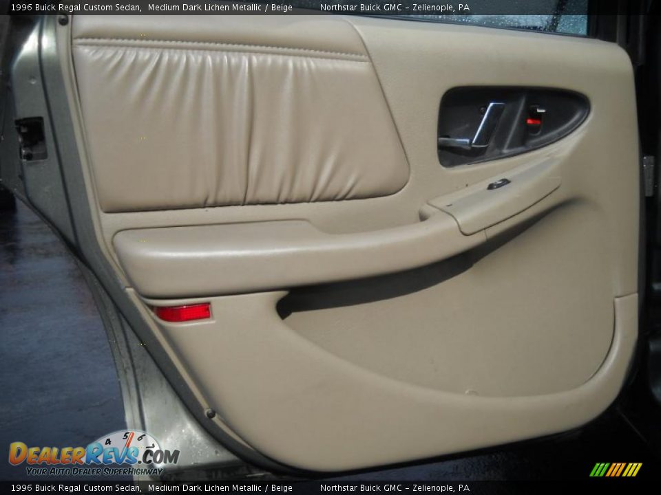 Door Panel of 1996 Buick Regal Custom Sedan Photo #14