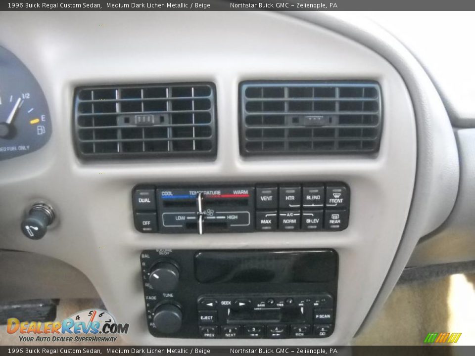 Controls of 1996 Buick Regal Custom Sedan Photo #17