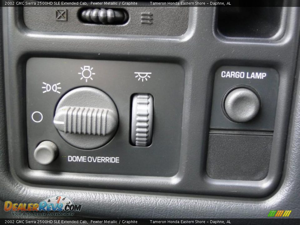 Controls of 2002 GMC Sierra 2500HD SLE Extended Cab Photo #17