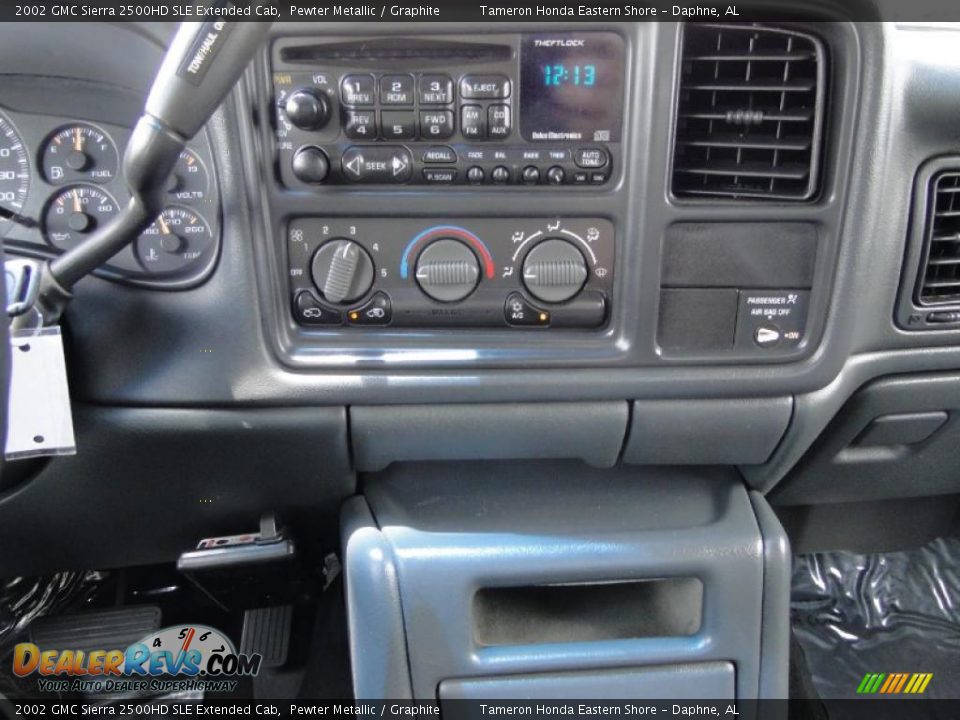 Controls of 2002 GMC Sierra 2500HD SLE Extended Cab Photo #21