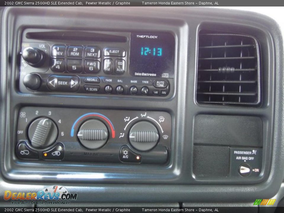 Controls of 2002 GMC Sierra 2500HD SLE Extended Cab Photo #22