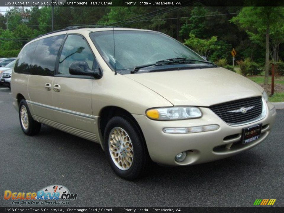 1998 Chrysler Town & Country LXi Champagne Pearl / Camel Photo #6