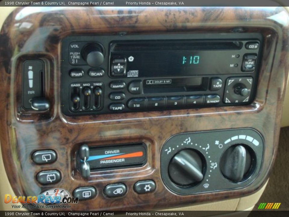 Controls of 1998 Chrysler Town & Country LXi Photo #14