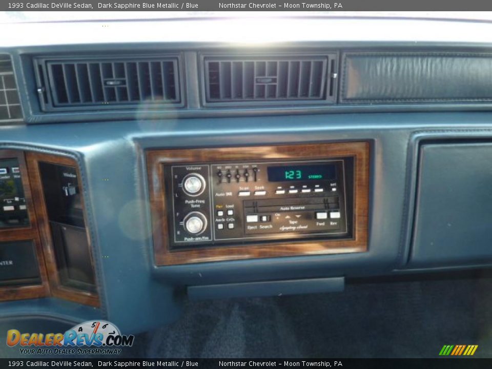 Controls of 1993 Cadillac DeVille Sedan Photo #14