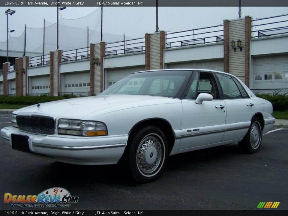 Front 3/4 View of 1996 Buick Park Avenue  Photo #1