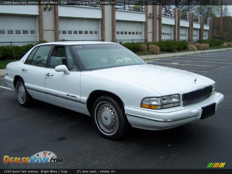 Front 3/4 View of 1996 Buick Park Avenue  Photo #7