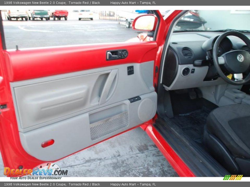 Door Panel of 1998 Volkswagen New Beetle 2.0 Coupe Photo #18