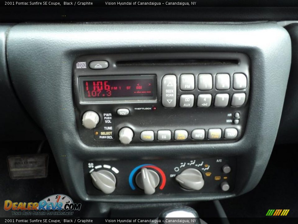 Controls of 2001 Pontiac Sunfire SE Coupe Photo #31