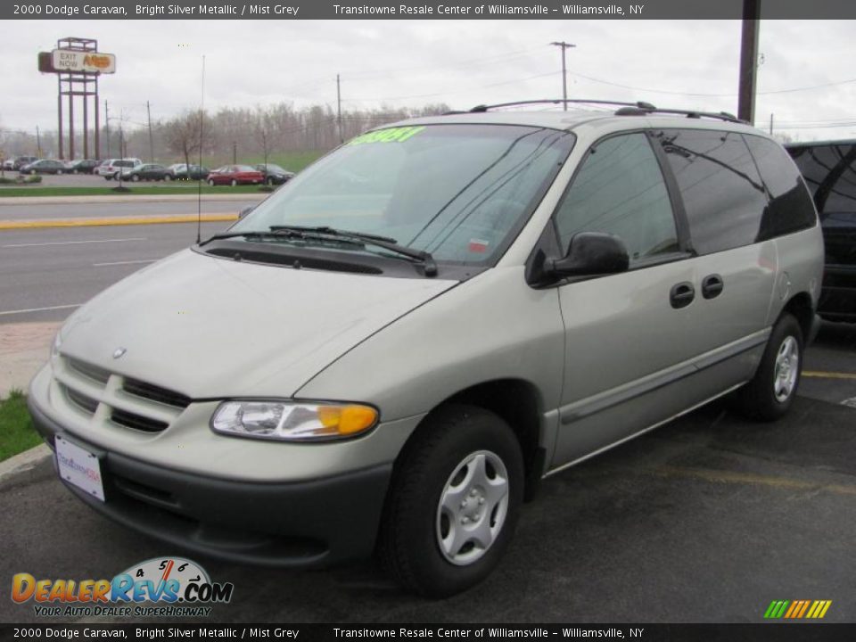 Front 3/4 View of 2000 Dodge Caravan  Photo #1