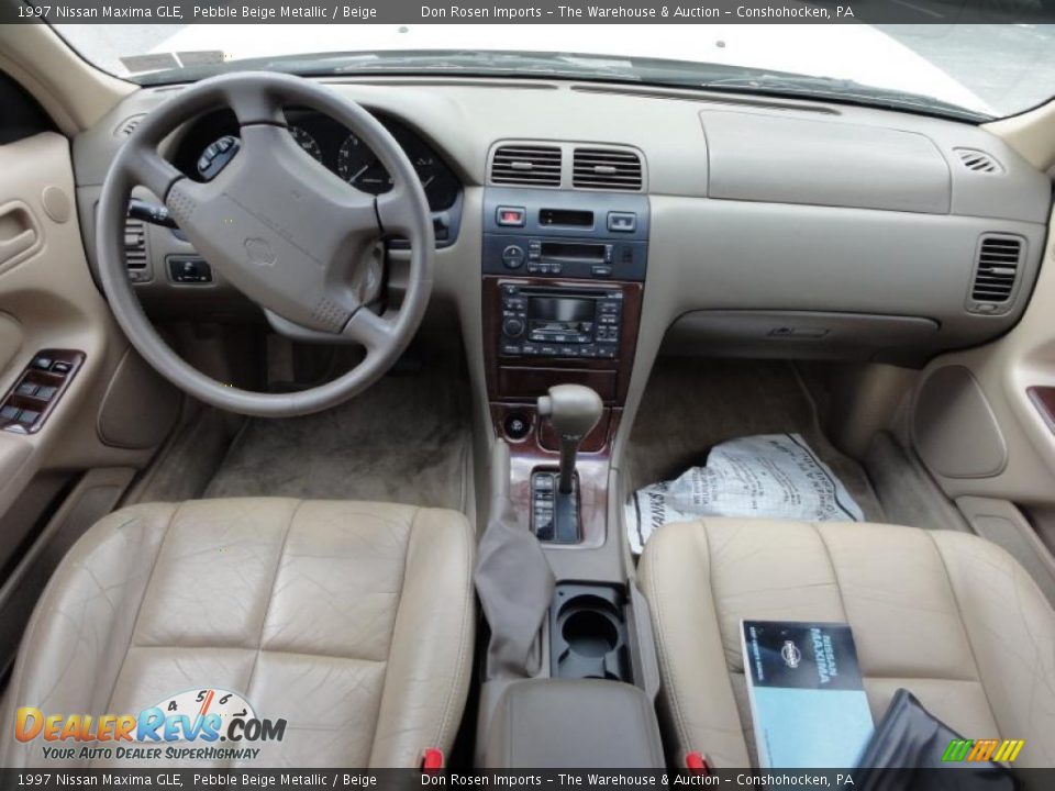 Dashboard of 1997 Nissan Maxima GLE Photo #15